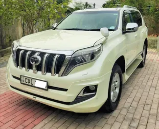 Vooraanzicht van een huurauto Toyota Land Cruiser Prado Luchthaven Colombo, Sri Lanka ✓ Auto #7637. ✓ Transmissie Automatisch TM ✓ 0 beoordelingen.