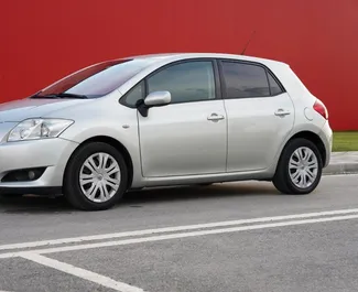 Vooraanzicht van een huurauto Toyota Auris in Tirana, Albanië ✓ Auto #7860. ✓ Transmissie Automatisch TM ✓ 0 beoordelingen.