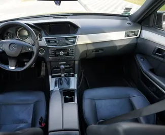 Verhuur Mercedes-Benz E-Class. Premium Auto te huur in Albanië ✓ Borg van Zonder Borg ✓ Verzekeringsmogelijkheden TPL, CDW, FDW, Diefstal, Buitenland, Jonge.