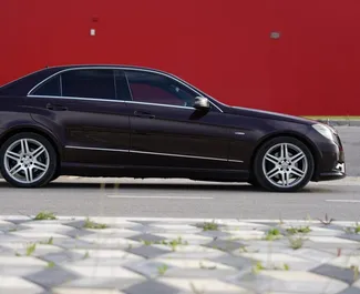 Vooraanzicht van een huurauto Mercedes-Benz E-Class in Tirana, Albanië ✓ Auto #7861. ✓ Transmissie Automatisch TM ✓ 0 beoordelingen.