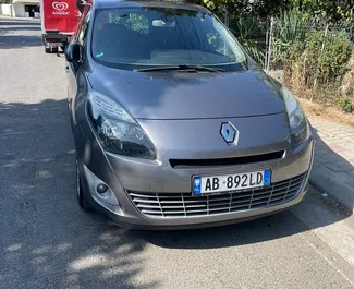 Vooraanzicht van een huurauto Renault Grand Scenic in Tirana, Albanië ✓ Auto #7664. ✓ Transmissie Handmatig TM ✓ 0 beoordelingen.