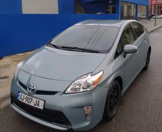 Vooraanzicht van een huurauto Toyota Prius op de luchthaven van Koetaisi, Georgië ✓ Auto #7705. ✓ Transmissie Automatisch TM ✓ 0 beoordelingen.