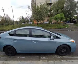 Verhuur Toyota Prius. Economy, Comfort Auto te huur in Georgië ✓ Borg van Borg van 200 GEL ✓ Verzekeringsmogelijkheden TPL, CDW, SCDW, FDW, Passagiers, Diefstal, Geen storting.