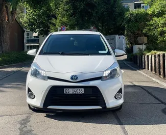 Hybride motor van 1,5L van Toyota Yaris 2013 te huur in Tirana.