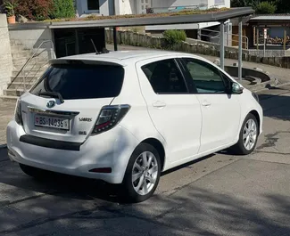 Vooraanzicht van een huurauto Toyota Yaris in Tirana, Albanië ✓ Auto #7859. ✓ Transmissie Automatisch TM ✓ 0 beoordelingen.