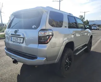 Vooraanzicht van een huurauto Toyota 4 Runner in Tbilisi, Georgië ✓ Auto #7750. ✓ Transmissie Automatisch TM ✓ 1 beoordelingen.