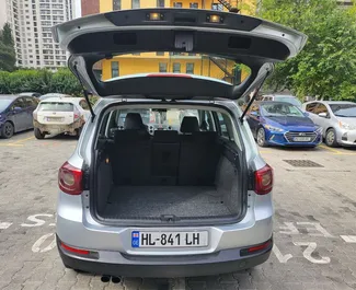 Interieur van Volkswagen Tiguan te huur in Georgië. Een geweldige auto met 5 zitplaatsen en een Handmatig transmissie.