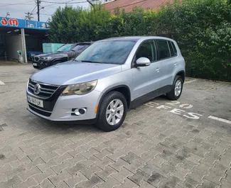 Vooraanzicht van een huurauto Volkswagen Tiguan in Tbilisi, Georgië ✓ Auto #7677. ✓ Transmissie Handmatig TM ✓ 0 beoordelingen.