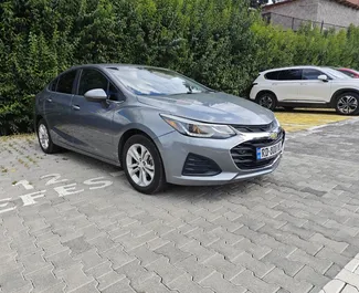 Vooraanzicht van een huurauto Chevrolet Cruze in Tbilisi, Georgië ✓ Auto #7735. ✓ Transmissie Automatisch TM ✓ 0 beoordelingen.