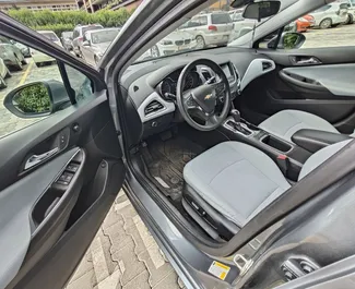 Interieur van Chevrolet Cruze te huur in Georgië. Een geweldige auto met 5 zitplaatsen en een Automatisch transmissie.