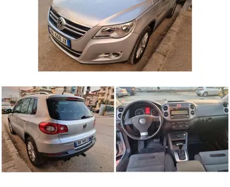 Vooraanzicht van een huurauto Volkswagen Tiguan op de luchthaven van Tirana, Albanië ✓ Auto #7753. ✓ Transmissie Automatisch TM ✓ 0 beoordelingen.