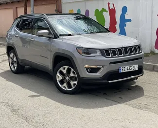 Vooraanzicht van een huurauto Jeep Compass in Tbilisi, Georgië ✓ Auto #7170. ✓ Transmissie Automatisch TM ✓ 2 beoordelingen.