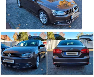 Vooraanzicht van een huurauto Volkswagen Jetta op de luchthaven van Tirana, Albanië ✓ Auto #7685. ✓ Transmissie Automatisch TM ✓ 0 beoordelingen.