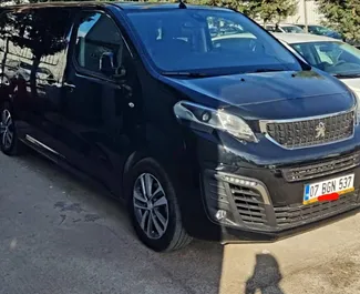 Vooraanzicht van een huurauto Peugeot Expert Traveller op de luchthaven van Antalya, Turkije ✓ Auto #8087. ✓ Transmissie Automatisch TM ✓ 1 beoordelingen.