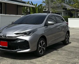 Vooraanzicht van een huurauto Toyota Yaris op de luchthaven van Phuket, Thailand ✓ Auto #8137. ✓ Transmissie Automatisch TM ✓ 0 beoordelingen.