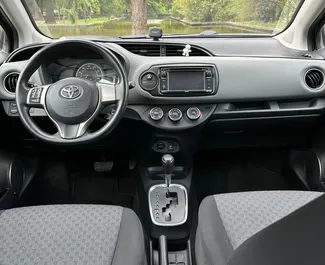 Interieur van Toyota Yaris te huur in Georgië. Een geweldige auto met 5 zitplaatsen en een Automatisch transmissie.