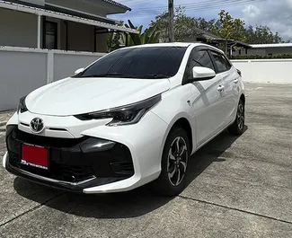 Vooraanzicht van een huurauto Toyota Yaris op de luchthaven van Phuket, Thailand ✓ Auto #8139. ✓ Transmissie Automatisch TM ✓ 0 beoordelingen.