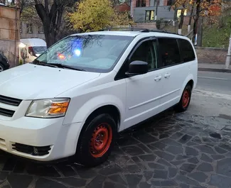 Vooraanzicht van een huurauto Dodge Grand Caravan in Tbilisi, Georgië ✓ Auto #8082. ✓ Transmissie Automatisch TM ✓ 0 beoordelingen.