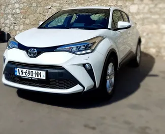 Vooraanzicht van een huurauto Toyota C-HR in Tbilisi, Georgië ✓ Auto #8143. ✓ Transmissie Automatisch TM ✓ 0 beoordelingen.