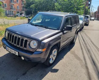 Vooraanzicht van een huurauto Jeep Patriot in Tbilisi, Georgië ✓ Auto #7950. ✓ Transmissie Automatisch TM ✓ 0 beoordelingen.