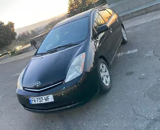 Vooraanzicht van een huurauto Toyota Prius in Koetaisi, Georgië ✓ Auto #7772. ✓ Transmissie Automatisch TM ✓ 1 beoordelingen.