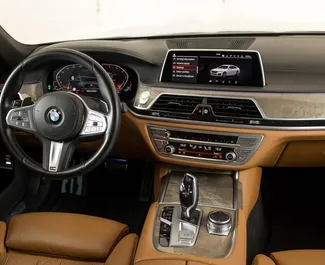 Autohuur BMW 520i 2019 in in de VAE, met Benzine brandstof en 330 pk ➤ Vanaf 426 AED per dag.