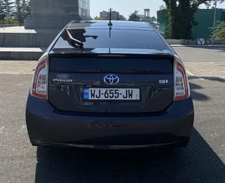 Interieur van Toyota Prius te huur in Georgië. Een geweldige auto met 5 zitplaatsen en een Automatisch transmissie.