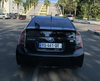 Interieur van Toyota Prius te huur in Georgië. Een geweldige auto met 5 zitplaatsen en een Automatisch transmissie.