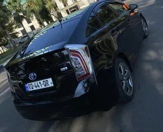 Toyota Prius 2013 beschikbaar voor verhuur in Koetaisi, met een kilometerlimiet van onbeperkt.