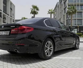 Autohuur BMW 520i #4928 Automatisch in Dubai, uitgerust met 3,0L motor ➤ Van Sheshan in de VAE.