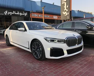 Vooraanzicht van een huurauto BMW 730Li in Dubai, Verenigde Arabische Emiraten ✓ Auto #4941. ✓ Transmissie Automatisch TM ✓ 0 beoordelingen.