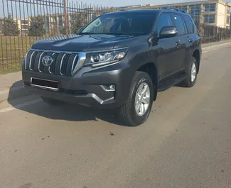 Vooraanzicht van een huurauto Toyota Land Cruiser Prado in Bakoe, Azerbeidzjan ✓ Auto #7959. ✓ Transmissie Automatisch TM ✓ 0 beoordelingen.