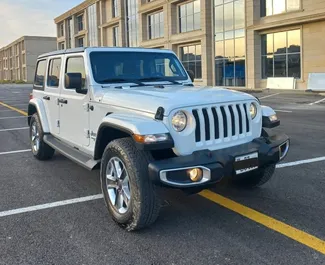 Vooraanzicht van een huurauto Jeep Wrangler Sahara in Bakoe, Azerbeidzjan ✓ Auto #7960. ✓ Transmissie Automatisch TM ✓ 0 beoordelingen.