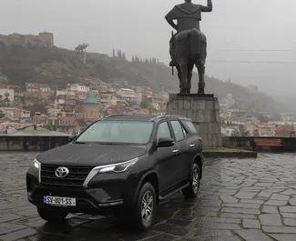 Vooraanzicht van een huurauto Toyota Fortuner in Tbilisi, Georgië ✓ Auto #8141. ✓ Transmissie Automatisch TM ✓ 0 beoordelingen.