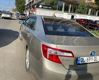 Toyota Camry 2013 beschikbaar voor verhuur in Tbilisi, met een kilometerlimiet van onbeperkt.