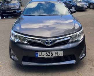 Vooraanzicht van een huurauto Toyota Camry in Tbilisi, Georgië ✓ Auto #8027. ✓ Transmissie Automatisch TM ✓ 0 beoordelingen.