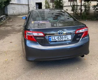 Toyota Camry 2013 beschikbaar voor verhuur in Tbilisi, met een kilometerlimiet van onbeperkt.