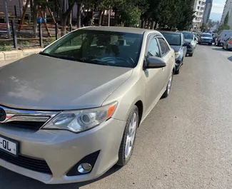 Vooraanzicht van een huurauto Toyota Camry in Tbilisi, Georgië ✓ Auto #8028. ✓ Transmissie Automatisch TM ✓ 0 beoordelingen.