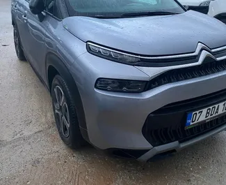 Vooraanzicht van een huurauto Citroen C3 Aircross op de luchthaven van Antalya, Turkije ✓ Auto #6561. ✓ Transmissie Automatisch TM ✓ 0 beoordelingen.