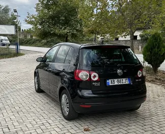 Diesel motor van 2,0L van Volkswagen Golf Plus 2008 te huur op de luchthaven van Tirana.