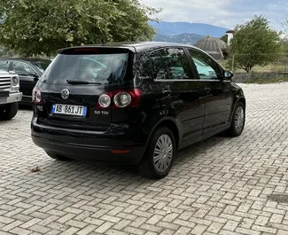 Volkswagen Golf Plus 2008 beschikbaar voor verhuur op de luchthaven van Tirana, met een kilometerlimiet van onbeperkt.