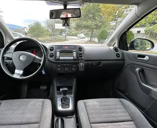 Interieur van Volkswagen Golf Plus te huur in Albanië. Een geweldige auto met 5 zitplaatsen en een Automatisch transmissie.