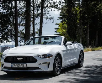 Vooraanzicht van een huurauto Ford Mustang Cabrio in Tbilisi, Georgië ✓ Auto #8032. ✓ Transmissie Automatisch TM ✓ 2 beoordelingen.