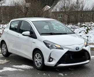 Vooraanzicht van een huurauto Toyota Yaris in Becici, Montenegro ✓ Auto #8135. ✓ Transmissie Automatisch TM ✓ 0 beoordelingen.