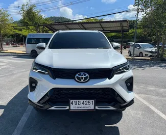 Vooraanzicht van een huurauto Toyota Fortuner op de luchthaven van Samui, Thailand ✓ Auto #8104. ✓ Transmissie Automatisch TM ✓ 1 beoordelingen.