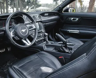 Interieur van Ford Mustang Cabrio te huur in Georgië. Een geweldige auto met 4 zitplaatsen en een Automatisch transmissie.