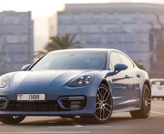 Vooraanzicht van een huurauto Porsche Panamera in Dubai, Verenigde Arabische Emiraten ✓ Auto #4951. ✓ Transmissie Automatisch TM ✓ 0 beoordelingen.