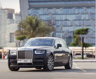 Vooraanzicht van een huurauto Rolls-Royce Phantom in Dubai, Verenigde Arabische Emiraten ✓ Auto #8003. ✓ Transmissie Automatisch TM ✓ 0 beoordelingen.