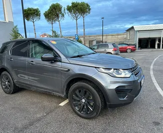 Vooraanzicht van een huurauto Land Rover Discovery Sport in Tirana, Albanië ✓ Auto #8010. ✓ Transmissie Automatisch TM ✓ 0 beoordelingen.