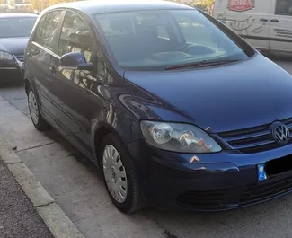 Vooraanzicht van een huurauto Volkswagen Golf Plus in Durrës, Albanië ✓ Auto #7292. ✓ Transmissie Handmatig TM ✓ 1 beoordelingen.